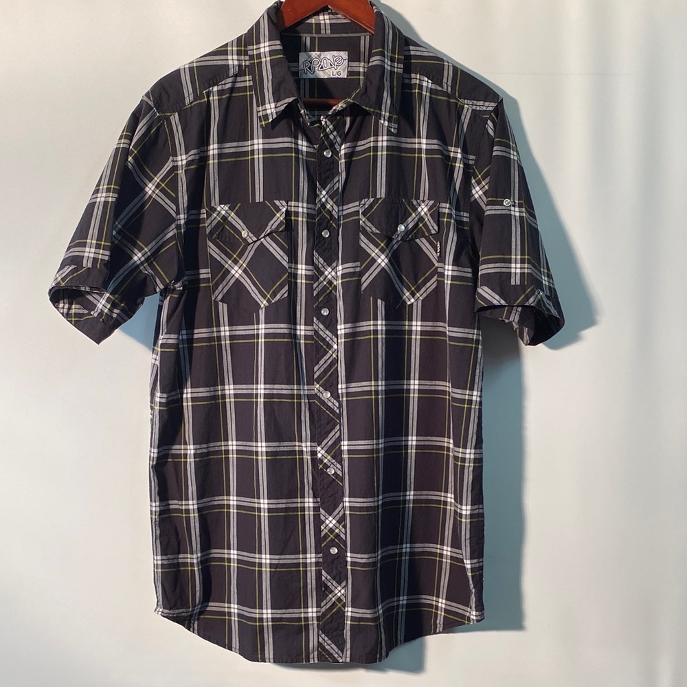 Casual Plaid Snap-Down Shirt in Black and Gray.